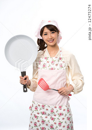 白いフライパンを持つ女性 12475274