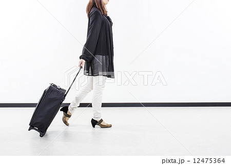 キャリーバックを持って歩く女性 旅行イメージ トラベラー イメージ素材 キャリーバックを持って歩く女性 旅行イメージ トラベラー イメージ素材 12475364