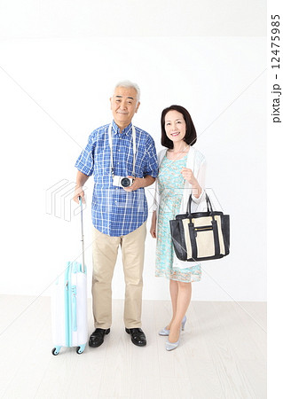旅行をする夫婦 12475985