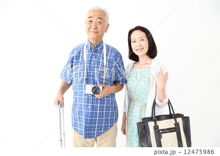 旅行をする夫婦 12475986