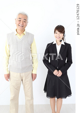 オペレーターとシニア男性 オペレーターとシニア男性 12476129