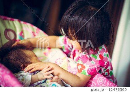 赤ちゃんの世話をする女の子 12476569