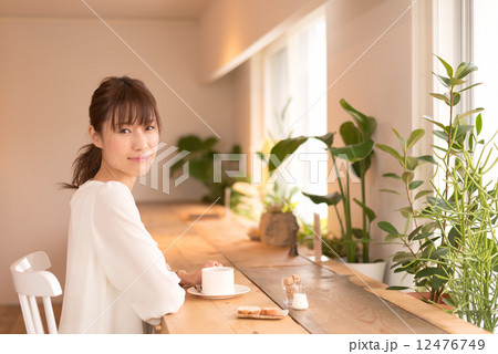 カフェでコーヒーを飲む女性 カフェでコーヒーを飲む女性 12476749