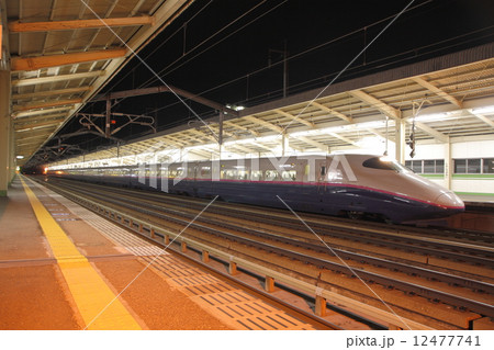 新白河駅に停車中の東北新幹線E2系1000番台 12477741