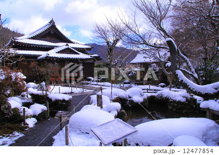 大原（京都）寂光院の庭園に積もる雪 12477854