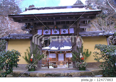 大原（京都）寂光院の門に積もる雪 12477863