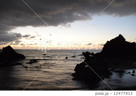 岩場の海岸 12477913