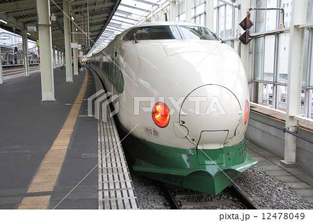 高崎駅に停車中の上越新幹線200系（原色緑帯） 12478049