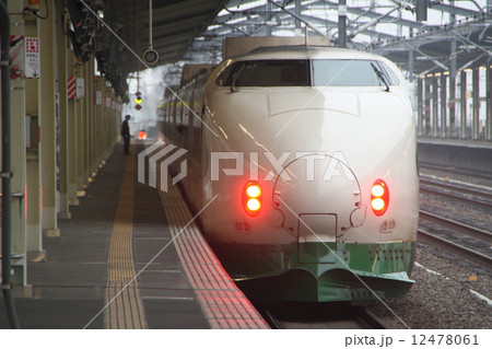 高崎駅に停車中の上越新幹線200系原色 12478061