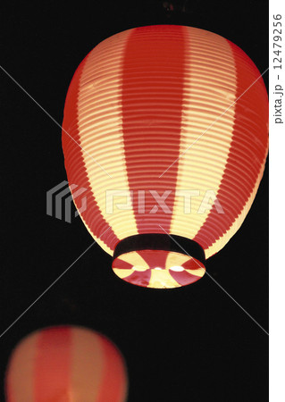 夜祭りの提灯 12479256