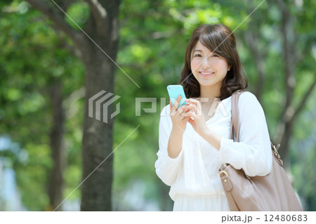 スマートフォン・若い女性 スマートフォン・若い女性 12480683