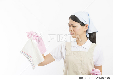 掃除する女性 12480730