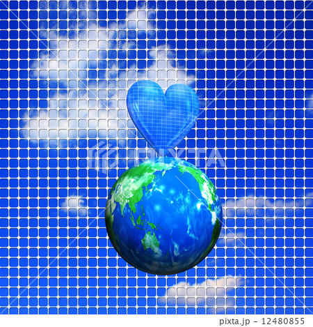地球の上のハートマークのソーラーパネル 12480855