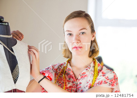 Atelier worker Atelier worker 12481754