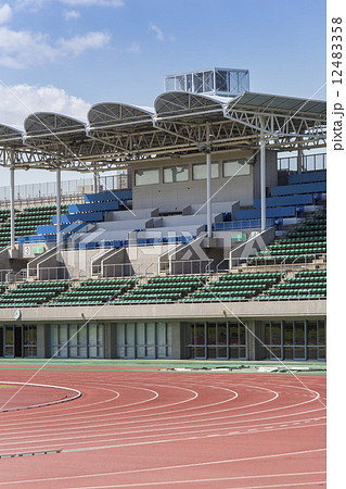 陸上競技場のスタンドとトラック 12483358