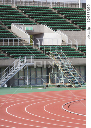 陸上競技場のスタンドとトラックの写真素材