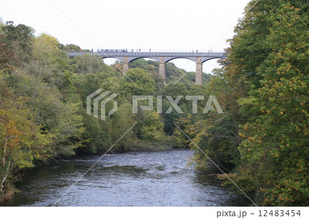 世界遺産ポントカサルテ水道橋　イギリス 12483454