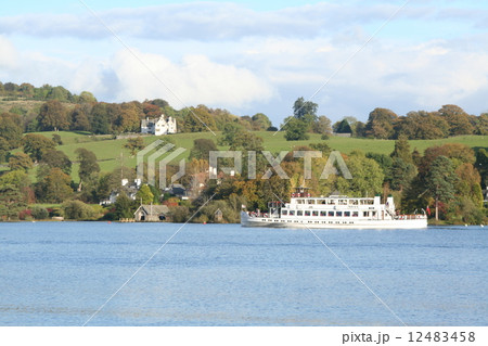 イギリス湖水地方　ウインダミア湖 12483458