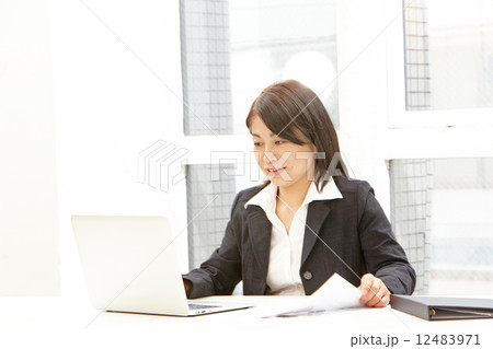 50代　女性　ビジネス　イメージ 12483971
