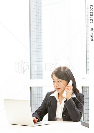 50代　女性　ビジネス　イメージ 12483972