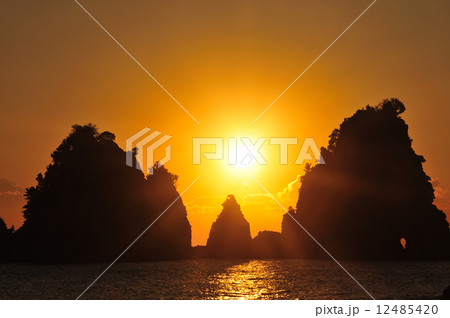 蓑掛岩日の出 12485420