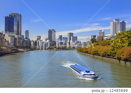 秋の八軒家浜を行く水上バス 12485699