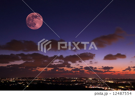 夕暮れと月 12487554