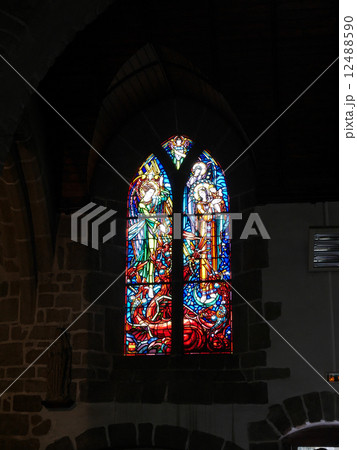 モンサンミッシェルのジャンヌダルクが祀られているステンドグラスのある教会 12488590