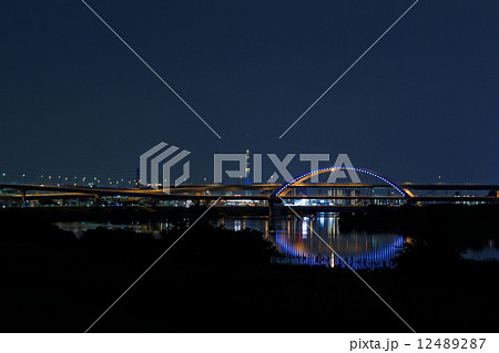 江北ジャンクションとライトアップのスカイツリーと五色桜大橋 江北ジャンクションとライトアップのスカイツリーと五色桜大橋 12489287