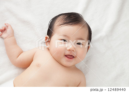 笑顔の赤ちゃん 笑顔の赤ちゃん 12489440