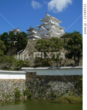 姫路城（平成の大修理が終わった天守閣） 12489522