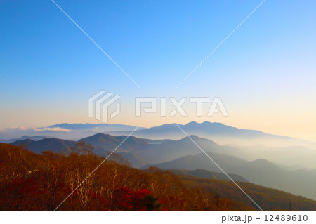 赤薙山から眺める早朝の高原山方面 12489610
