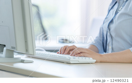 デスクワーク 12490321