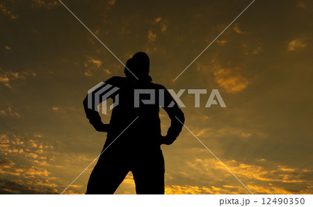 男性シルエット 12490350