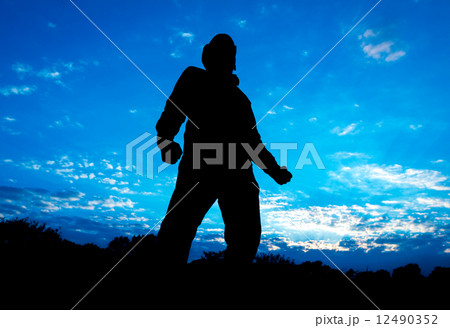男性シルエット 12490352
