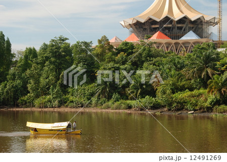 サラワク川･サラワク州議会議事堂(右)（クチン／東マレーシア･ボルネオ島） 12491269