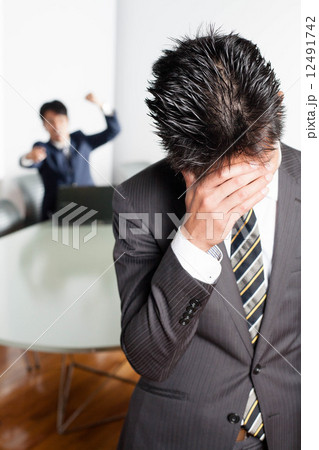 怒られているビジネスマン 12491742