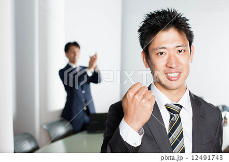 褒められているビジネスマン 12491743