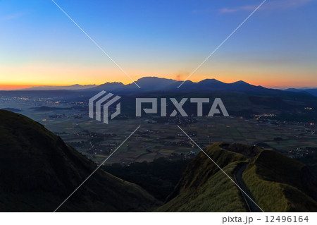 夜明け阿蘇五岳とラピュタ道 12496164
