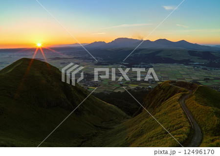 日の出のラピュタ道と阿蘇五岳の写真素材