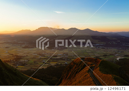 早朝のラピュタ道と阿蘇涅槃像 早朝のラピュタ道と阿蘇涅槃像 12496171