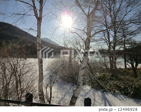 奥日光湯元温泉の湯の湖周辺、冬の雪景色。 12496928