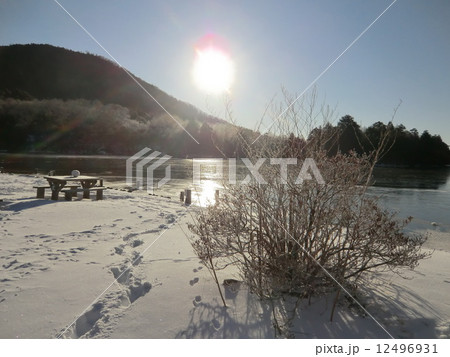 奥日光湯元温泉の湯の湖周辺、冬の雪景色。 12496931