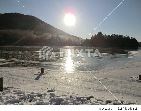 奥日光湯元温泉の湯の湖周辺、冬の雪景色。 12496932
