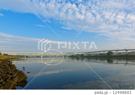 青空が広がる五色桜大橋と川面に映える景観 12498601