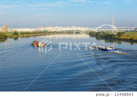 荒川を航行中の鋼材貨物船と周囲の景観 荒川を航行中の鋼材貨物船と周囲の景観 12498603