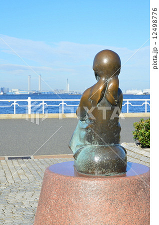 「赤い靴履いてた女の子」の像(後ろ姿)（山下公園／神奈川県横浜市中区） 12498776