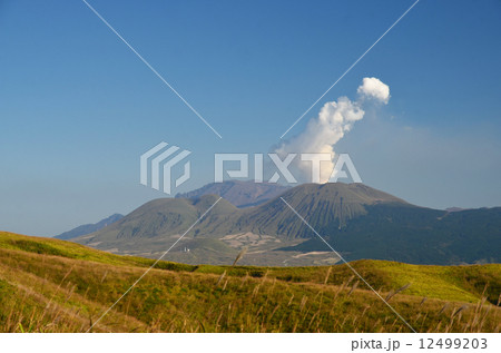 阿蘇山と外輪山 阿蘇山と外輪山 12499203
