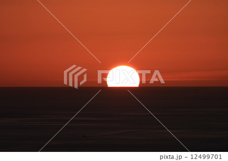 水平線と夕日 12499701