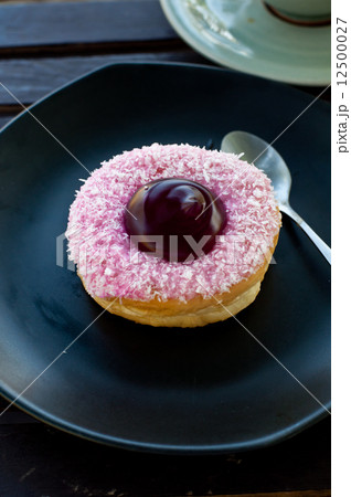 delicious  doughnut  on the disk 12500027